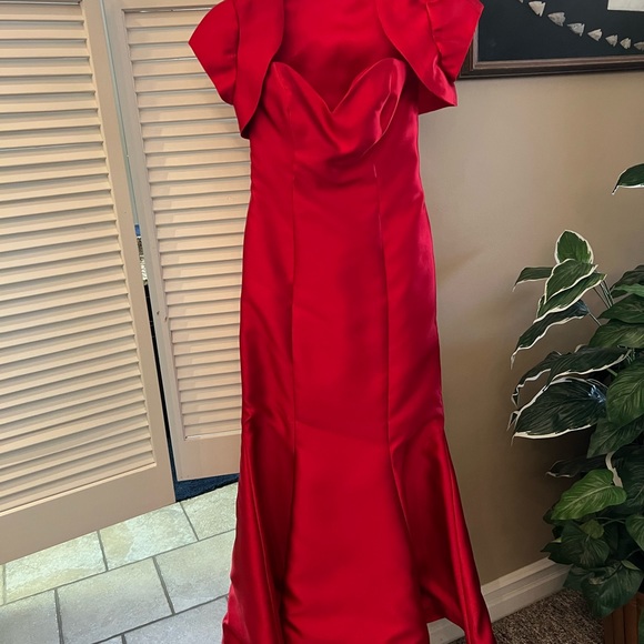 Looking for a classy wedding dress that is red! Noir by Laredo is it. Size 6 - Picture 1 of 9